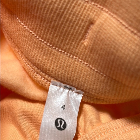 lululemon athletica Women’s Scuba Athletic Shorts Orange Peach Color SZ 4 NWT - Picture 4 of 5